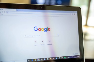Yunanistan Atina, 23 Ocak 2022. Laptop bilgisayar ekranında Google logosu. Çevrimiçi reklam, arama motoru, bulut hesaplama hizmeti şirketi