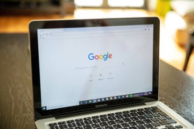 Yunanistan Atina, 23 Ocak 2022. Laptop bilgisayar ekranında Google logosu. Çevrimiçi reklam, arama motoru, bulut hesaplama hizmeti şirketi