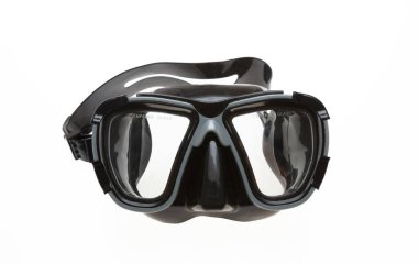 Dalış maskesi beyaz arkaplanda izole edilmiş. Sertleştirilmiş camlı siyah dalgıç maskesi, şnorkelle yüzme ve dalış ekipmanları. 