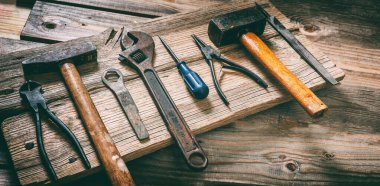 Eski iş aletleri ahşap, atölye masasında kullanılıyor. İnşaat endüstrisi, marangozluk vintage ekipmanları