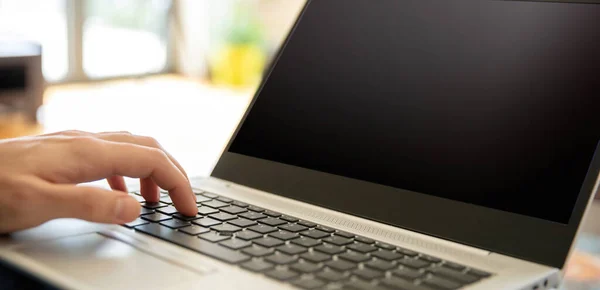 Arbeit Home Office Offenes Notizbuch Männliche Hand Tippt Auf Laptop — Stockfoto