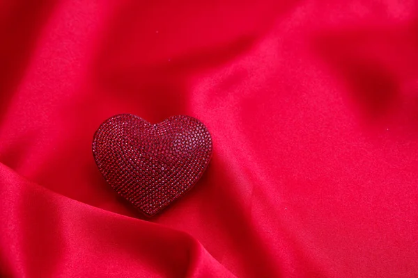 Κόκκινο Χρώμα Ρουμπινί Καρδιά Κόσμημα Άδειο Μετάξι Πολυτέλεια Σατέν Φόντο — Φωτογραφία Αρχείου