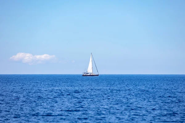 Veleiro Com Vela Branca Aberta Céu Azul Fundo Mar Ondulado — Fotografia de Stock