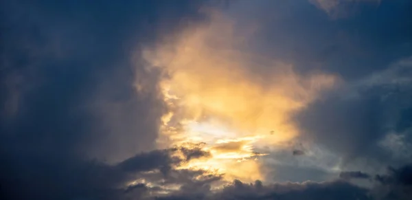 积雨云 色泽灰白 色泽橙色 夕阳西下 天空乌云密布 黎明时分 蓝天背景上的日出彩云 — 图库照片