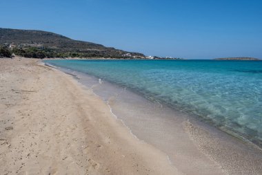 Kumsal, Elafonisos, Yunan adası, Yunanistan. Deniz suyu turkuaz rengi, beyaz kum, açık mavi gökyüzü, güneşli gün, yaz tatili
