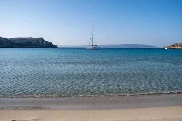 Żaglówka Zacumowana Elafonisos Grecka Wyspa Grecja Simos Beach Turkusowy Kolor — Zdjęcie stockowe