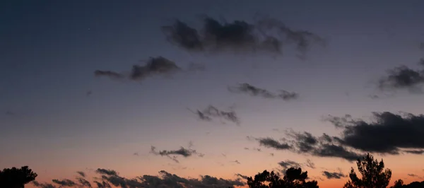 黄昏时分 天空一片橙色 乌云散落在深蓝色的天空背景上 — 图库照片