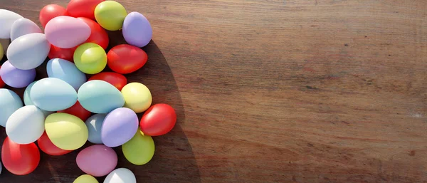 Пасхальные Яйца Деревянном Столе Вид Сверху Праздник Весны Шаблон Поздравительной — стоковое фото