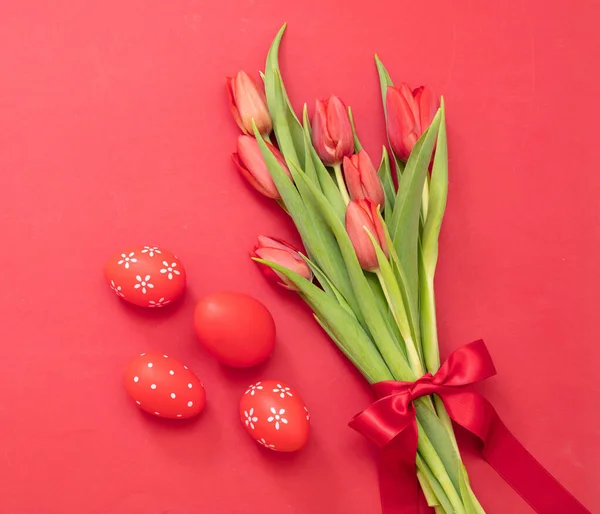 复活节装饰 红色的彩蛋和新鲜的郁金香花束顶视图 基督教义春假庆祝活动 — 图库照片