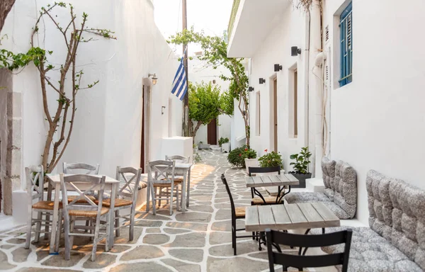 Paros Eiland Outdoor Cafe Taverne Naousa Griekenland Traditionele Witgekalkte Bouwplant — Stockfoto