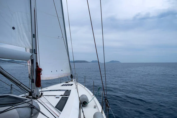 Navegando Mar Egeu Grécia Veleiro Com Vela Branca Aberta Terra — Fotografia de Stock