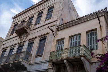 Yunanistan. Ermoupolis Syros Adası, Cyclades. Geleneksel mimari, balkon ve ahşap pencereli neoklasik binalar
