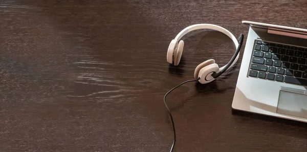 Oficina Casa Auriculares Ordenador Portátil Mesa Madera Vista Desde Arriba — Foto de Stock