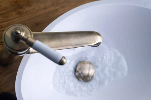 Lavabo Musluğu Banyo Kısmı Beyaz Lavabonun Üzerinde Akan Suyla Bronz — Stok fotoğraf