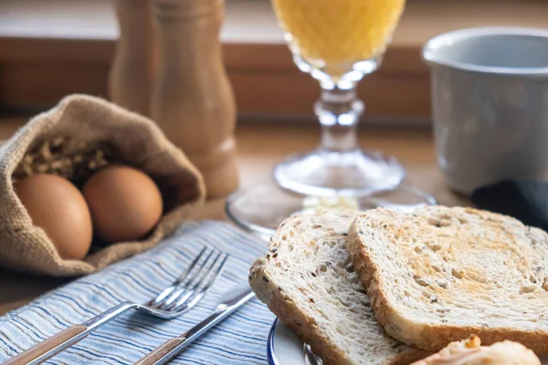 Kokt Ägg Rostat Bröd Och Apelsinjuice Hälsosam Frukost Serveras Ett — Stockfoto
