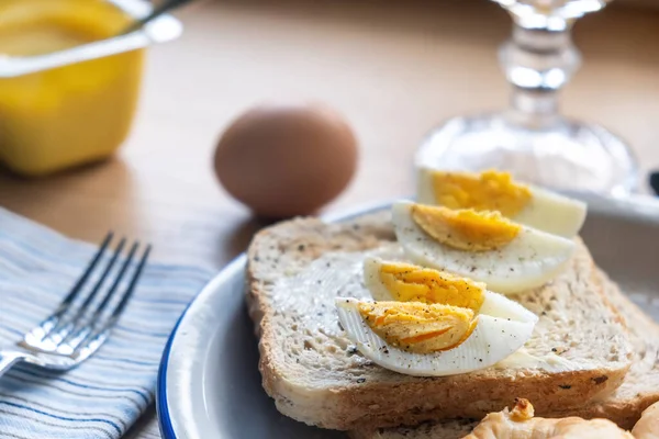 Kokt Ägg Rostat Bröd Med Smör Och Yoghurt Friska Frukostproteiner — Stockfoto