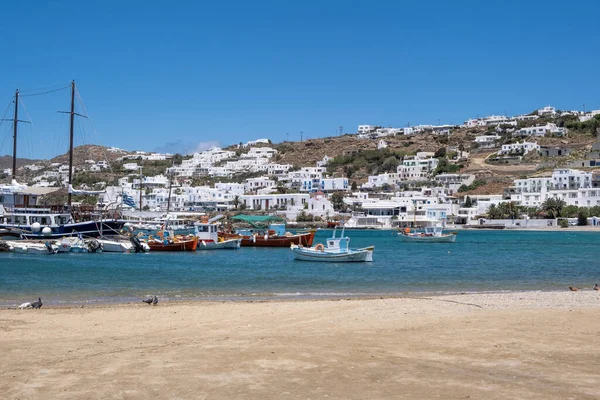 Mikonos Adası Cyclades Yunanistan Mykonos Limanında Demirli Bir Tekne Ege — Stok fotoğraf