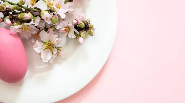 Decorazione Della Tavola Pasquale Fiori Mandorlo Uova Pasqua Piatto Bianco — Foto Stock