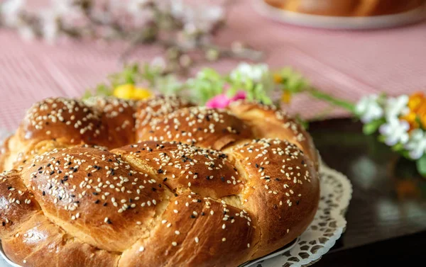 Paskalya Tatlı Ekmeği Cozonac Tsoureki Masada Yukarıdan Yakın Görüş Örülmüş — Stok fotoğraf