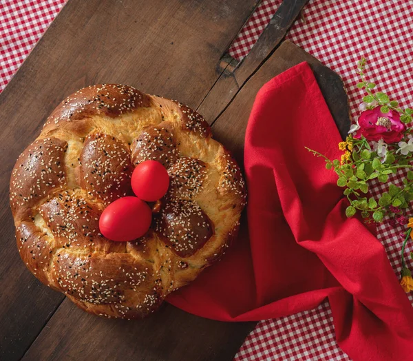 Griechischer Toureki Osterbrot Cozonac Und Rotes Farbstoff Von Oben Geflochtene — Stockfoto