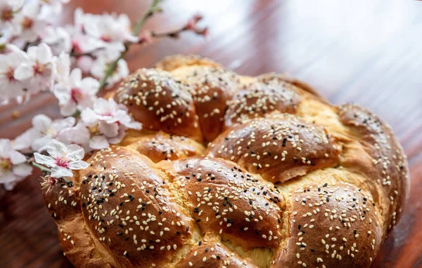 Paskalya Tatlı Ekmeği Cozonac Ahşap Üzerine Tsoureki Yakın Görüş Örülmüş — Stok fotoğraf