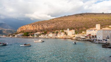 Yunanistan. Limeni limanı, varış noktası Mani Laconia. Geleneksel Mora köyü, ortaçağ kulesi, deniz kenarında taş bina, Akdeniz 'de balıkçı teknesi.