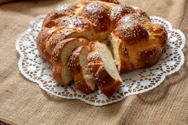 Paskalya tatlı ekmeği, cozonac ya da tsoureki dilimi, örülmüş brioş, çuval bezinde geleneksel challah, yakın görüş