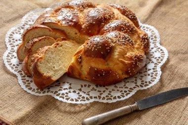 Paskalya tatlı ekmeği, cozonac ya da tsoureki dilimi, örülmüş brioş, çuval bezinde geleneksel challah, yakın görüş