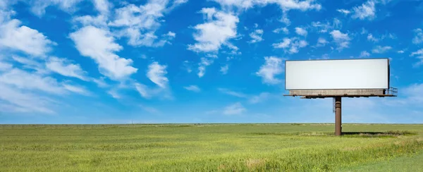 ビルボードのモックアップ 田舎のポスター広告テンプレート 空の大きな屋外の空の広告パネル 緑の草の牧草地 青空の背景 — ストック写真