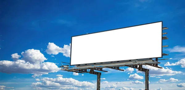 ビルボードのモックアップ 高速道路のポスター広告テンプレート 空の大規模な屋外広告パネル 雲の背景と青空 — ストック写真