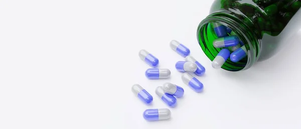 药囊散落在空的白色背景上的绿色瓶子里 药丸蓝色和灰色 药物剂量和玻璃容器 复制空间 3D渲染 — 图库照片
