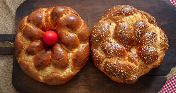 Easter Sweet Ekmeği Yunan Tsoureki Örgü Üst Görünümü Pişmiş Pofuduk — Stok fotoğraf
