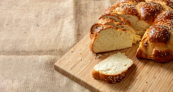 Paskalya Tatlı Ekmeği Cozonac Tsoureki Dilimi Masaya Örülmüş Brioche Ahşap — Stok fotoğraf