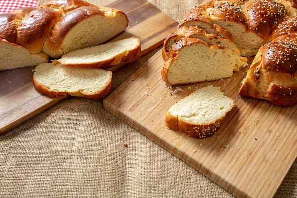 Paskalya Tatlı Ekmeği Cozonac Tsoureki Dilimi Masaya Örülmüş Brioche Ahşap — Stok fotoğraf