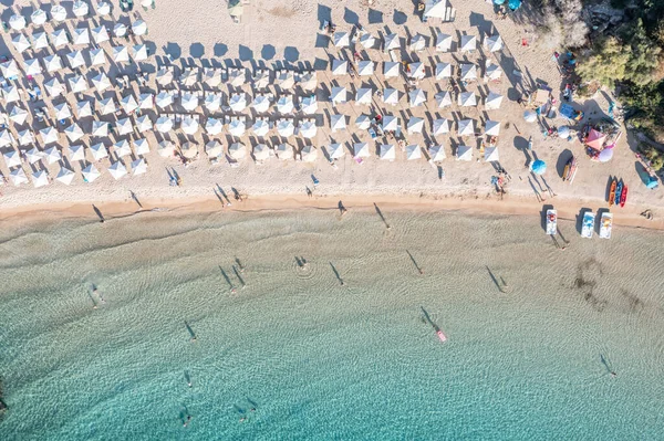 Grecia Plajă Nisip Vedere Aeriană Drone Oamenii Înoată Relaxează Plaja — Fotografie, imagine de stoc