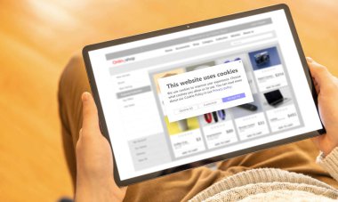 Kurabiye politikası bilgilendirme mesajı, kurabiyeleri yönetmek. Tablet tutan bir adam, web sitesi kişisel veri kullanımı için kullanıcı izni istiyor.