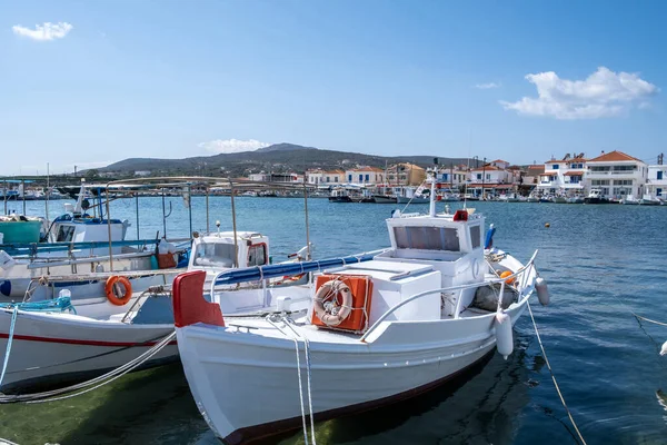 伝統的なボートは ギリシャのElafonisos島の港に停泊しました 漁村の建物と青空の背景 夏の晴れた日 — ストック写真