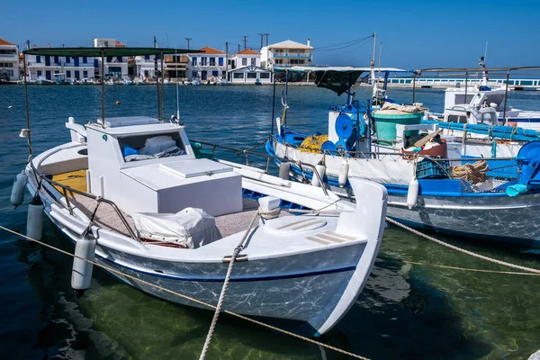 传统的船停泊在希腊Elafonisos岛港口 渔村建筑和蓝天背景 阳光灿烂的夏日 — 图库照片