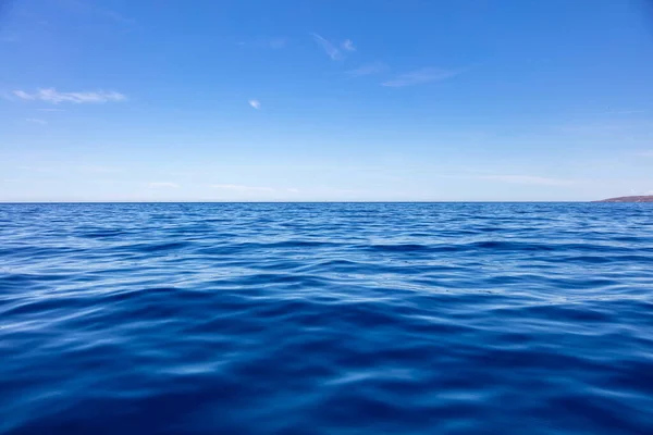 Zeewater Oppervlak Diep Blauw Kalm Met Rimpel Kleine Wolk Blauwe — Stockfoto