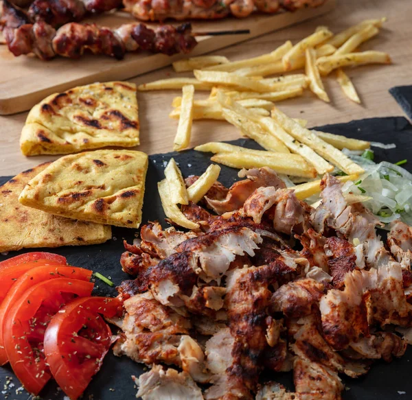Shawarma Plato Étnico Carne Cortada Rodajas Finas Comida Griega Carne — Foto de Stock