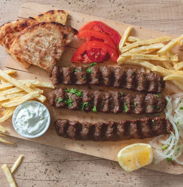 Shish Kebab Doner Souvlaki Pieczone Mięso Tradycyjne Uliczne Jedzenie Naczynie — Zdjęcie stockowe