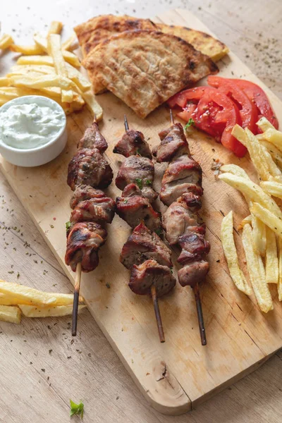 Souvlaki Griechisches Fleischgericht Gegrillte Spieße Und Fladenbrot Auf Holztisch Aus — Stockfoto