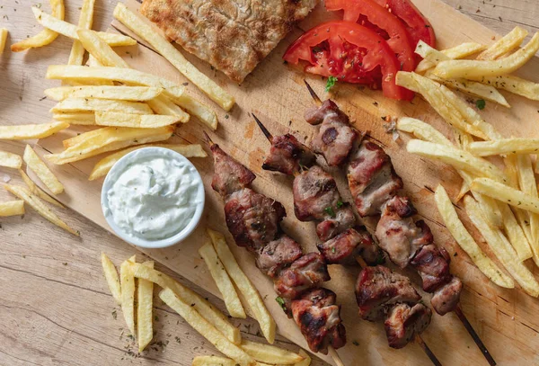 Souvlaki Schotel Grieks Vlees Eten Gegrilde Spiesen Pitabrood Houten Tafel — Stockfoto