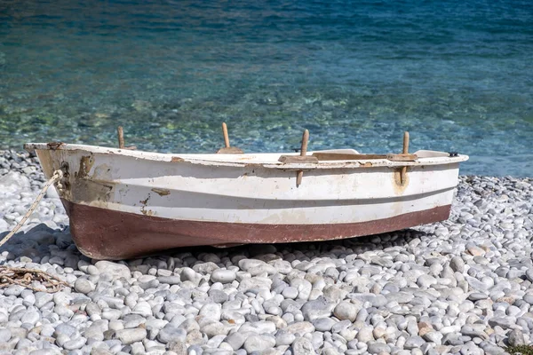 Bateau Pêche Vide Bois Rouillé Abandonné Sur Côte Galets Vieux — Photo