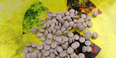 Sarı siyah radyasyon işaretine iyot hapı. Potasyum iyodür, KI veya nükleer kaza koruması için stabil iyot tableti. 3d hazırlayıcı