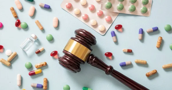 Gezondheidsgeneeskunde Recht Rechter Hamer Medicijnen Blauwe Achtergrond Bovenaanzicht Begrip Misdaad — Stockfoto