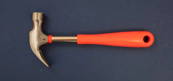 Hammer Mit Stahlkopf Und Orangefarbenem Gummigriff Auf Blauem Hintergrund Arbeitswerkzeug — Stockfoto