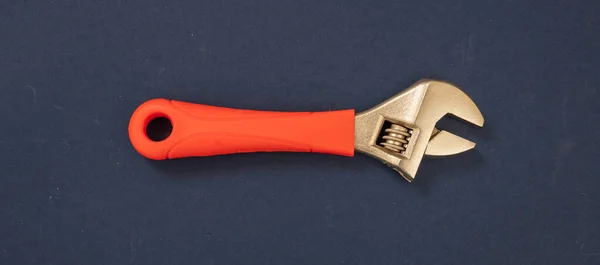 Einstellbarer Schlüssel Mit Orangefarbenem Gummigriff Auf Blauem Hintergrund Handwerkzeug Neues — Stockfoto