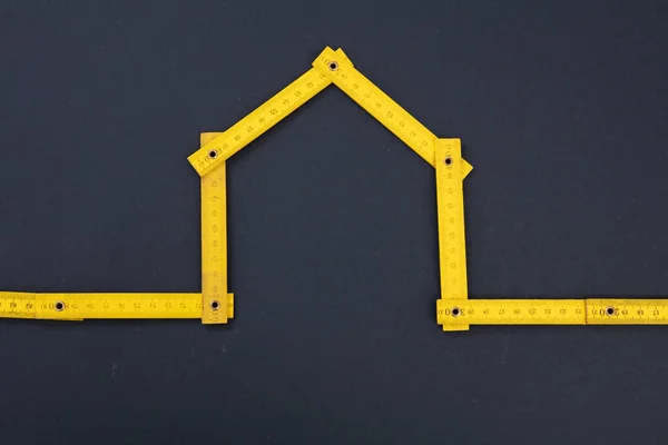 Reparação Doméstica Casa Forma Medida Madeira Amarela Fundo Preto Cinza — Fotografia de Stock