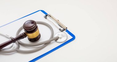 Sağlık ve Hukuk konsepti, yanlış tedavi, kişisel yaralanma avukatı. Yargıç Tokmak ve doktor panosu beyaz, görüntüyü kapat, boşluğu kopyala